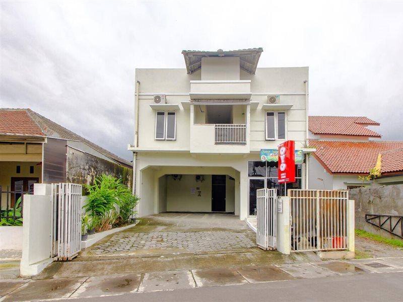 Отель Oyo 3083 D Kost 3 Syariah Джокьякарта Экстерьер фото