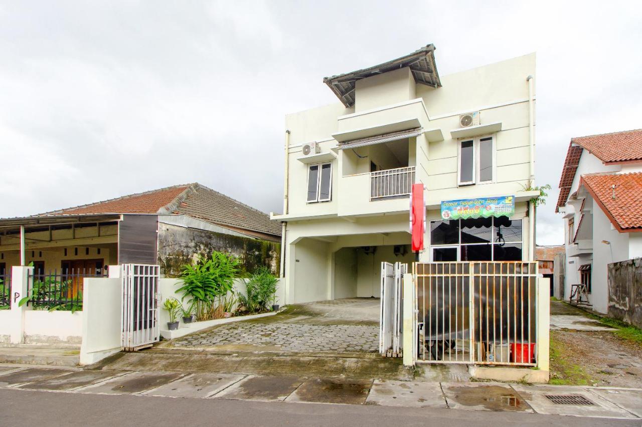 Отель Oyo 3083 D Kost 3 Syariah Джокьякарта Экстерьер фото
